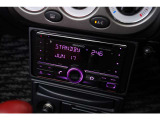 4スピーカーシステムを搭載し、ツイーターにはメッキリングを採用。コンパクトな車内で音楽を楽しめる専用オーディオです。