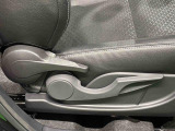 運転する人それぞれの体格に合わせてドライビングポジションをきめ細かく調整できる、運転席シ-トリフタ-が付いています(^^♪