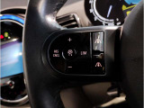 MINIの内装はとにかく『円』に拘ったデザインコンセプトが一目で伝わってきます。これほど円形に拘った車は他に御座いません。伝統のデザイン、トグルスイッチなど遊び心のある内装で御座います。