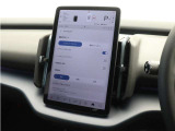 パイロット・アシストは、さまざまなシーンであなたをサポート。例えば、車線変更の際には、レーンチェンジ・アシスト(車線変更支援機能)がステアリング操作をサポート。車線変更のストレスを軽減します。