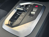 iDriveコントローラーはナビ等のディスプレイ操作を行うものです。最先端の人間工学に基づいて設計されたコントローラーは、扱い方もごくシンプルなためすぐにその使い方を理解して直感的に操作することができます。