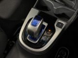 ハイブリッド車特有の小型セレクトノブは軽いタッチでスマートに操作できますよ。