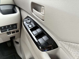 運転席側のドア部。こちらのスイッチでドアミラーの角度調整やパワーウィンドーの操作が可能になります。