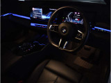 BMWの運転席はドライバーオリエンテッドという構造を採用。ドライバー目線の操作がしやすい設計になっており、ドライブ中にも目線の移動が少なく運転中にも簡単に操作ができます。