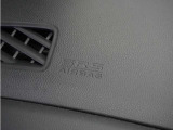◆助手席エアバッグ◆SRSエアバッグは、シートベルトだけでは防ぎきれない衝突時の衝撃から乗員を守るための安全装置。衝突時に瞬時に膨らみ、頭部や胸部がダッシュボードに直接衝突するのを防ぎます。