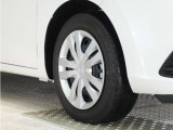 ◆純正ホイール装着車◆シンプルなデザインのホイールキャップ付きです。