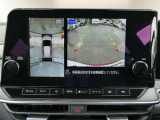ギアを『R』に入れるとナビ画面に、まるで雲の上から覗いているような映像が映り、駐車をサポートしてくれます。
