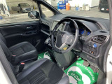 高いホールド性で運転姿勢が安定します。長距離ドライブでも疲れにくいのが魅力です。快適なドライビングライフをお送りください♪