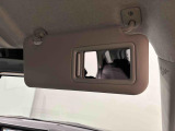 ちょっとした身だしなみチェックができるバニティミラー(運転席・助手席)&チケットホルダー(運転席)付きサンバイザー。
