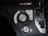【オートエアコン】一度お好みの温度に設定すれば、車内の温度を検知し風量や温度を自動で調整してくれます。