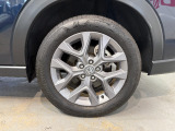 純正アルミホイールを装着!お車のデザインに合わせて設計された純正品ならではの一体感が魅力です。足元をスタイリッシュに引き締め、クルマ全体の印象をより上質に見せてくれる嬉しい装備です。