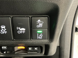 【LKAS】車線の中央付近を維持するようハンドル操作を支援する機能。車線をはみ出しそうな場合も警告音と共にハンドルが正常な位置に戻ろうとします。