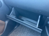 グローブボックスです!上下にスペースがあり、車検証や小物を収納可能です