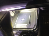 【ワイヤレス充電器】Qi対応のスマートフォンを置くだけで充電ができます。【アクセサリーソケット】電源からケーブルをつなげば、スマートフォンなどの電子機器の充電などを行うことができます!