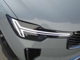 ひときわ印象的なT字型のLEDヘッドライトは、新世代のボルボを象徴するユニークなアイコンとなっています。LEDデイタイム・ランニング・ライトやポジションライト、ウインカーの役割も果たします。