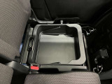 【シートアンダーボックス】助手席下には持ち運び可能な収納ボックスが装備されています。車検証ケースや靴などが収納できます。