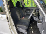 運転席まわりには十分なスペースがあり、大柄な方でもゆったり運転していただける環境です。