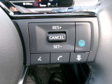 プロパイロット。高速道路の運転で、アクセル、ブレーキ、ステアリングをクルマがアシスト。ドライバーの負担を軽減します。