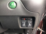 【両側パワースライドドア】両側がパワースライドドアになっており、運転席のスイッチやスマートキーでも開閉が可能。お子様やご年配の方でも乗り降りが楽になり介助等でも重宝します。