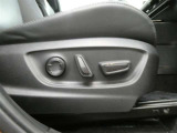 パワーシート搭載。微妙な調整が手軽にでき、最適なポジションで運転することが可能です。