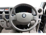 ハンドルの下部がフラットな形状になっているので、メーターなどの視野性が増し運転者にとって快適で安全です。