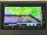 カメラ映像を鮮明に表示し、安全な後退をサポートします。駐車場での出し入れもスムーズに行えます。視認性の高いモニターです。
