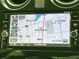 鮮明な地図表示で、スムーズなルート検索を実現します。目的地までの道順を分かりやすくガイドしてくれるので、安心して運転できます。