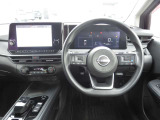 使いやすく安全な操作性と、良好な視界の運転席です。