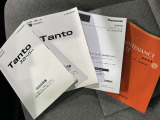 メンテナンスノート、取扱説明書です。 その車の整備記録が事細やかに記録されています。 車が生まれてから今までどのような道を歩んできたのか判るとても重要な物ですよ。