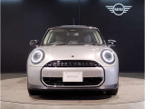 愛され続けるMINIのオリジナリティを最大限に生かしながら、ダイナミックなシルエットとトレードマークの楕円形ヘッドライトが華々しい印象を与えます!