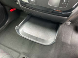 小物が置ける小さなテーブルが付いていますので便利です。
