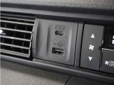 ◆USB接続端子◆スマホやiPodなどを接続して、いつもの音楽を車内でもお楽しみいただけます♪