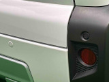 コーナーセンサーを車の前後に装備! 障害物の距離に応じて警告音を変えてお知らせします