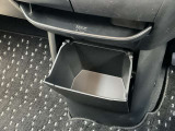 運転席の前には収納スペースがあります!小物など、コンパクトに収納できます。