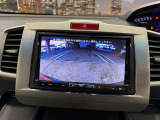 【バックカメラ】運転席から画面上で安全確認ができます。駐車が苦手な方にもオススメな便利機能です。