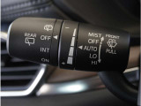 【オートワイパー機能】レバーをAUTOの位置にしているとき、レインセンサーが雨を感知すると、雨量に応じて、ワイパーが自動で作動します。