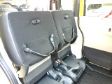 座面を跳ね上げれば、後席が背の高い空間に。アイデア次第で使い方が広がります。