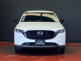 マツダCX-5のフロントマスクは、立体感のあるグリルと精悍なヘッドランプが上質な存在感を演出します。魂動デザインによる洗練された風格と力強さを兼ね備えた姿を、ぜひ店頭でお確かめください。