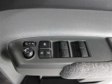 運転席のパワーウインドスイッチで全席窓の開閉・ロック操作ができます。