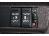 リアは両側パワースライドドアで、開閉には運転席のスイッチ、またはスライドドアのドアハンドルを少し引くだけで自動開閉します。