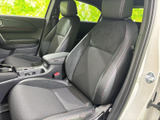 運転席ドアに手を伸ばすと、洗練された内装が目に飛び込んできます。上質な空間で快適なドライブを。