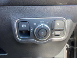 オートライトスイッチおよび電子制御パーキングブレーキ。パネルの傷やダイヤルの引っかかり等もございません。