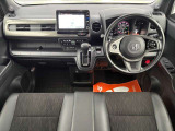 運転席廻りの画像です。操作スイッチ類もキレイな状態です。専門のスタッフが内外装を清掃・きめ細かい箇所までクリーニングしています