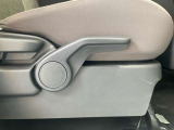 運転席はご自身の適切な運転ポジションへ移動可能なラチェットが付いております。