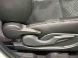 運転する人それぞれの体格に合わせてドライビングポジションをきめ細かく調整できる、運転席シ-トリフタ-が付いています(^^♪