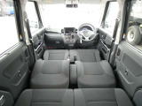 前席のシートバックを倒せば、フルフラットモードの完成です!体を横たえて眠れるので、車中泊にぴったりな機能ですね♪