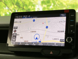 鮮明な地図表示で、目的地へのルート確認がスムーズに行えます。詳細な情報も表示されるので、安心して運転できます。
