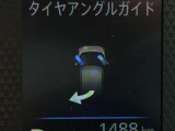 ひと目で、タイヤの向きがわかるタイヤアングルガイドが付いています。駐車時に前進とバックを繰り返してタイヤの向きがわかりづらくなったときなども、すぐに確認できて便利です。