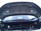 エンジンルームになります。内外装だけでなくこちらも清掃済みです。 納車までにディーラーが使用している工場にもう1度しっかり点検いたしますので、安心してお乗りいただけると思います。