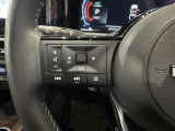 ステアリングスイッチ付きで、運転中に視線を前に向けたまま操作できます。